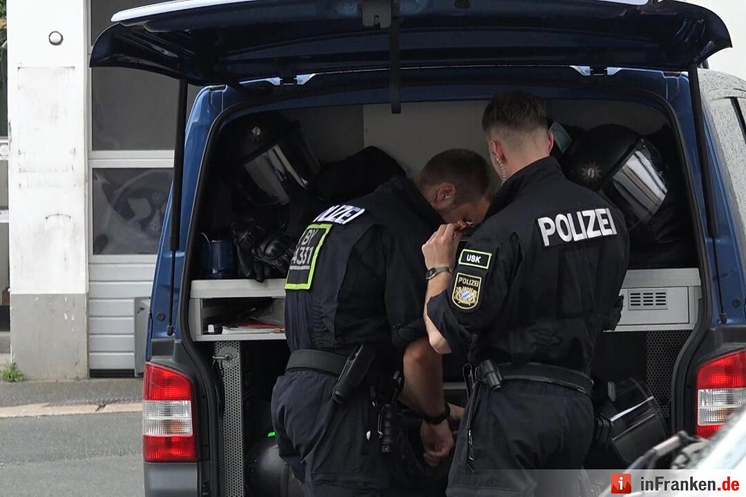 Polizeieinsatz in Bamberg: Hintergrund noch unklar - Beamte hatten augenscheinlich ein Gebäude im Fokus – Mehrere Fahrzeuge der Bereitschaftspolizei vor Ort