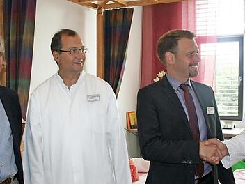 Wehmut im Wehenzimmer: Krankenhausdirektor Sven Oelkers verabschiedet und dankt Engelbert Heimerl (rechts), dessen Nachfolge als Chefarzt der Abteilung Gynäkologie Stefan Weingärtler antritt (zweiter v.l.). Neu im Team ist der Mediziner Wolfram Wasserfaller (links).  Fotos: Andreas Oswald