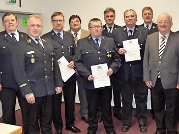 Staatliche Ehrungen mit dem Ehrenzeichen in Gold mit Urkunde für 40- jährige Dienstzeit bei der FF Pressig (v. l.): Andre Stadelmann, Walter Geisler, KBR Joachim Ranzenberger, Hans-Jürgen Michel, Zweiter Bürgermeister Wolfgang Förtsch, Jürgen Lang, Bertram Glatzer, Rainer Pilipp, KBI Harald Schnappauf, Landratsstellvertreter Bernd Steger, Roland Neubauer, 1. Kommandant Daniel Bartsch Fotos: Karl-Heinz Hofmann
