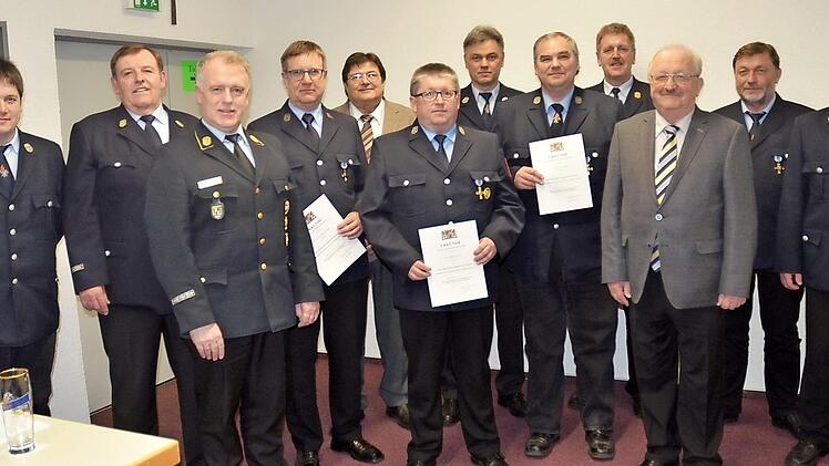 Staatliche Ehrungen mit dem Ehrenzeichen in Gold mit Urkunde für 40- jährige Dienstzeit bei der FF Pressig (v. l.): Andre Stadelmann, Walter Geisler, KBR Joachim Ranzenberger, Hans-Jürgen Michel, Zweiter Bürgermeister Wolfgang Förtsch, Jürgen Lang, Bertram Glatzer, Rainer Pilipp, KBI Harald Schnappauf, Landratsstellvertreter Bernd Steger, Roland Neubauer, 1. Kommandant Daniel Bartsch Fotos: Karl-Heinz Hofmann