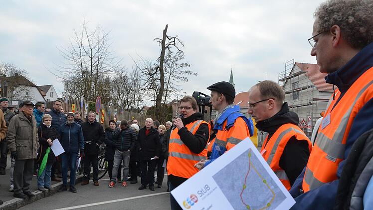 Der Zweckverband informiert bei der Begehung im März.  Foto: bp