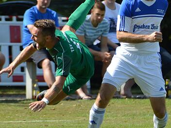 Nach zwei Niederlagen in Folge muss Marc Hofmann (weißes Trikot) mit dem FC Mitwitz gegen Ebersdorf wieder punkten. Christian Schöps trifft mit dem TSV Marktzeuln auf den ASV Kleintettau.  Foto: Gunther Czepera