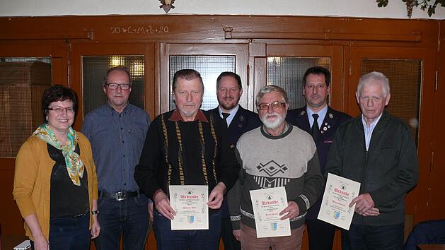 Ehrungen bei der Feuerwehr: B&uuml;rgermeisterin Patricia Schie&szlig;er, Dieter Fuss, Otto Brand, Vorsitzender Matthias B&uuml;ttner, Dieter Brand, Kreisbrandmeister Oliver Lukaschwitsch und Edmund Brand.  Foto: Lucas Danz