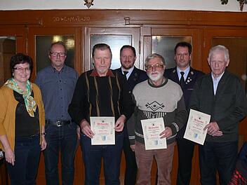 Ehrungen bei der Feuerwehr: Bürgermeisterin Patricia Schießer, Dieter Fuss, Otto Brand, Vorsitzender Matthias Büttner, Dieter Brand, Kreisbrandmeister Oliver Lukaschwitsch und Edmund Brand.  Foto: Lucas Danz