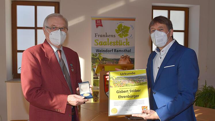 Gisbert Stöber (links) erhält die Medaille und Urkunde von Bürgermeister Rainer Morper (rechts). Foto: Andreas Lomb