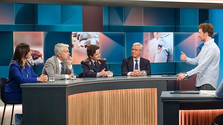 Nach seinem flapsigen Boomer-Spruch sagte Moderator Louis Klamroth (rechts) kleinlaut: "Da entschuldige ich mich direkt."