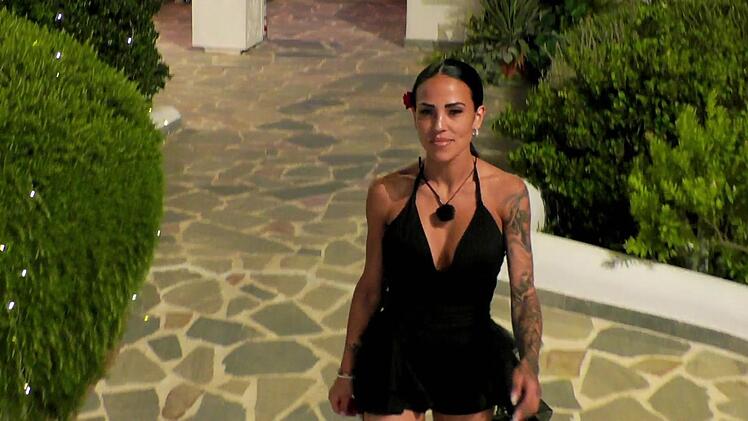 Elena kann nicht fassen, was sie beim Showdown sieht - Alex B. ist vergeben!