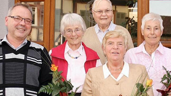 Dekanatsaltenseelsorger Lorenz Kleinschmitz freut sich auf die Zusammenarbeit mit der stellvertretenden Vorsitzenden Maria Düll, Kassier Eberhard Schlerf, der Dekanatsvorsitzenden Margit Pfaff und der stellvertretenden Vorsitzenden Ingrid Weise.  Fotos: Molitor