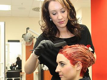 Anna-Lena Massier lässt sich die Haare von Friseurmeisterin Nadine Burger kolorieren.  Foto: Stephan Tiroch