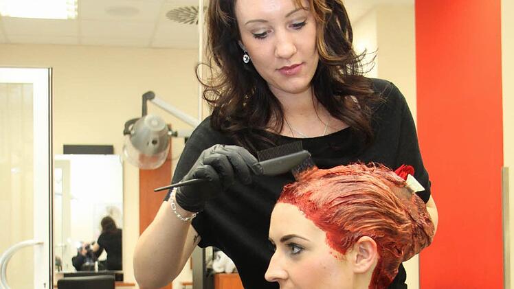Anna-Lena Massier lässt sich die Haare von Friseurmeisterin Nadine Burger kolorieren.  Foto: Stephan Tiroch