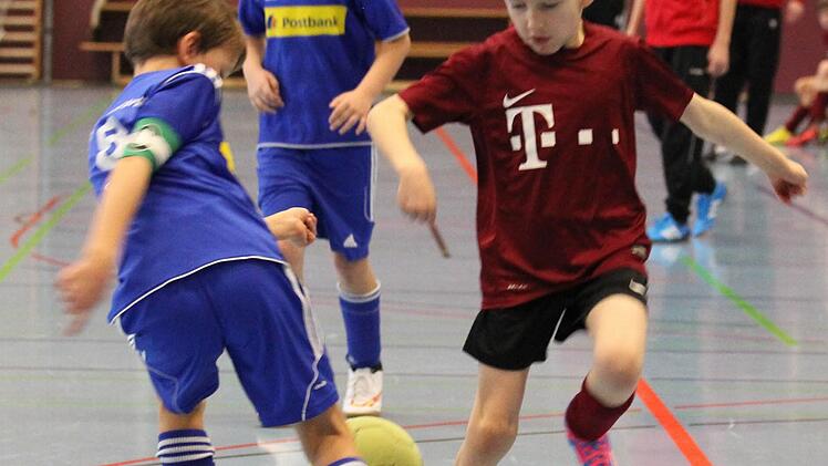 Der Eberner Florian Diller (rechts) wird im Finale vom Unterlauterer Kapitän gestoppt.