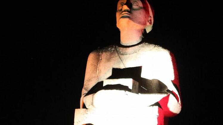 Auch das Ehrenmal für die im Krieg gefallenen ist beleuchtet. Foto: Michael Wunder
