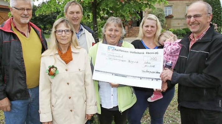 Die Theatergruppe Lahm unterstützt die Seniorenarbeit im Itzgrund mit 300 Euro. Das Geld soll in die Ausgestaltung der Weihnachts- und Faschingsfeier der Senioren fließen. Bei der Spendenübergabe (von links): Bernd Fiedler, Brigitte Diterich , Herbert Fertsch , Silke Judex, Melanie Lindenlaub und Horst Porzelt.