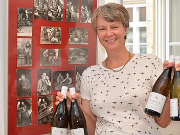 Karoline Knoth bietet zur Eröffnung der Ausstellung Burgunder Wein zur Verköstigung.  Foto: Björn Hein