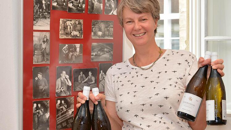 Karoline Knoth bietet zur Eröffnung der Ausstellung Burgunder Wein zur Verköstigung.  Foto: Björn Hein