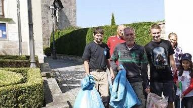 Plastiksäcke voller Müll: die Helfer vor der Kirche in Etzelskirchen