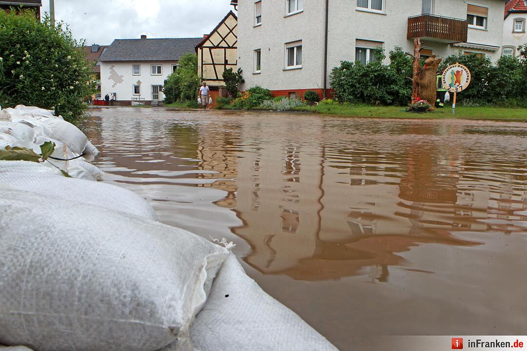 Hochwasser ueberflutet Ortskern von Stettfeld