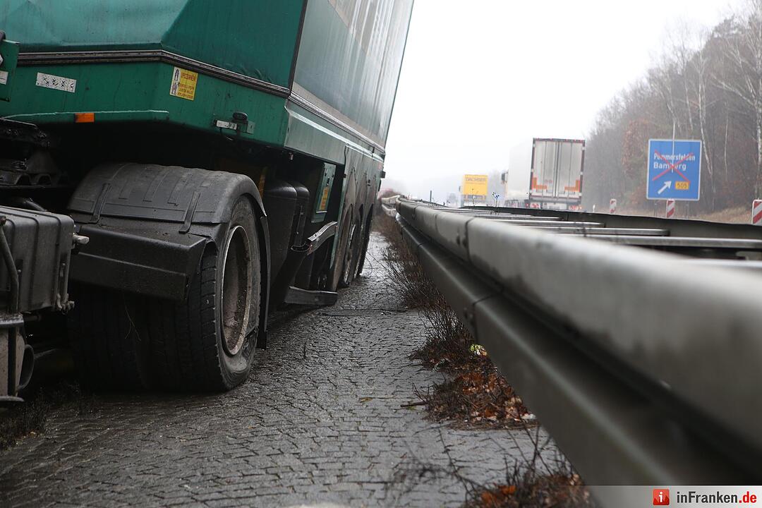 Kilometerlange Staus nach Lkw-Unfall auf der A3 - Fahrer erleidet wŠhrend Fahrt Herzinfarkt