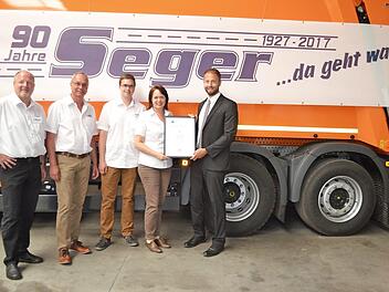 Auf dem Foto (von links) Stefan Wagenhäuser (Geschäftsleitung Seger Transporte), Joachim Seger (Geschäftsleitung Seger Transporte), Kilian Seger (Gesellschafter Seger Transporte), Christine Seger (Geschäftsführende Gesellschafterin Seger Transporte), Dr. Sascha Genders (Vertreter der IHK Würzburg Schweinfurt, Bereichsleiter Standortpolitik, Existenzgründung und Unternehmensförderung). Foto: privat