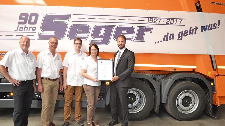 Auf dem Foto (von links) Stefan Wagenhäuser (Geschäftsleitung Seger Transporte), Joachim Seger (Geschäftsleitung Seger Transporte), Kilian Seger (Gesellschafter Seger Transporte), Christine Seger (Geschäftsführende Gesellschafterin Seger Transporte), Dr. Sascha Genders (Vertreter der IHK Würzburg Schweinfurt, Bereichsleiter Standortpolitik, Existenzgründung und Unternehmensförderung). Foto: privat