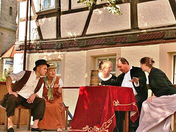 Szene aus dem Stück "Luise von der Viehträ" mit v.l. Günther Vogel, Ruth Stenzl, Eleonore, Andreas und Veronika Richler.  Foto: Werner Vogel