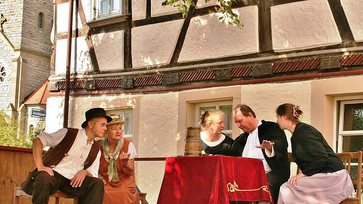 Szene aus dem Stück "Luise von der Viehträ" mit v.l. Günther Vogel, Ruth Stenzl, Eleonore, Andreas und Veronika Richler.  Foto: Werner Vogel