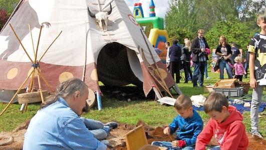 Ein Tag im Leben der Plains-Indianer mit dem Museum im Koffer. Fotos: Uschi Prawitz