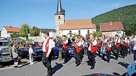 Der Musikverein f&uuml;hrt den Festzug an. Im Hintergrund die Dreieinigkeitskirche.  Foto: Karl-Heinz Hofmann