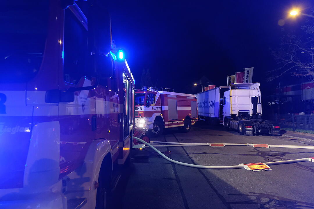 Großbrand zerstört Industriegebäude in Nürnberg
