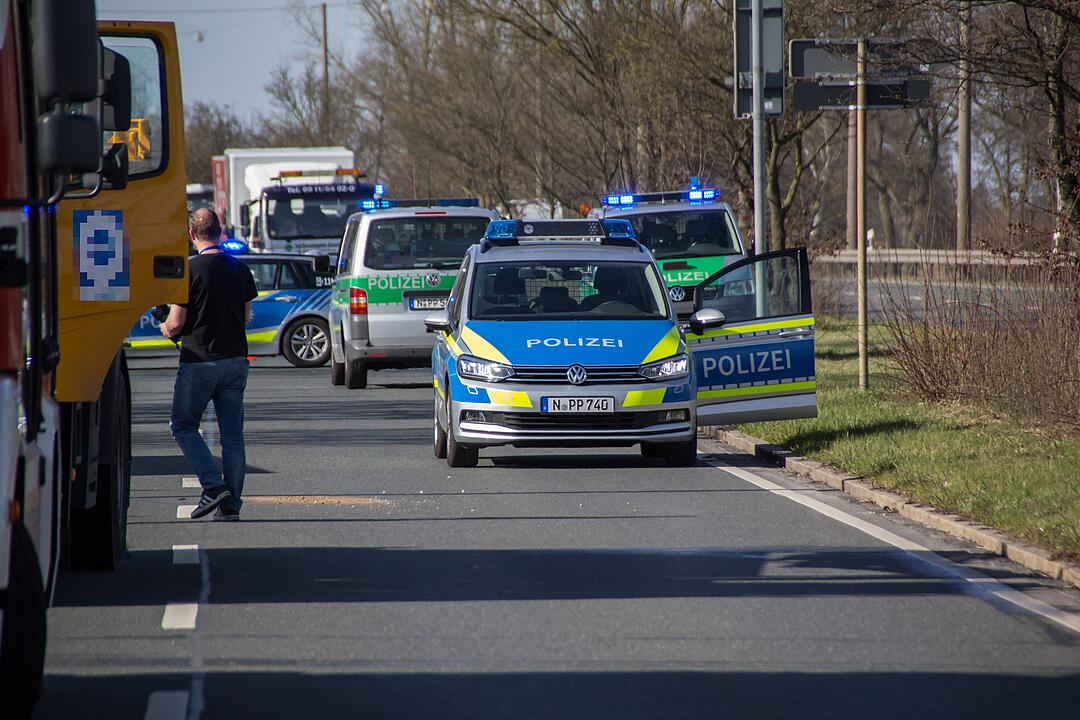 Frontal von Lkw erfasst –  Fußgänger schwebt nach Unfall in Nürnberg in Lebensgefahr