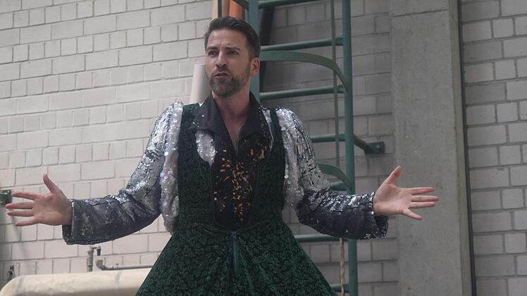 Ein Kleid, auf das man sich auch setzen kann - das ist nicht nur auf der Bühne praktisch, findet Frederik Leberle. Foto: Daniela Pondelicek