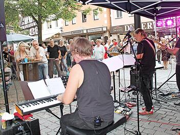 Die "Revival Band" war zum ersten Mal in der Veranstaltungsreihe "Summer in the City" zu hören. Zwischen 250 und 300 Besucher drängte sich am Säumarkt und in der Bamberger Straße. Foto: Gerda Völkt