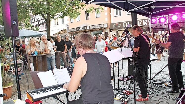 Die "Revival Band" war zum ersten Mal in der Veranstaltungsreihe "Summer in the City" zu hören. Zwischen 250 und 300 Besucher drängte sich am Säumarkt und in der Bamberger Straße. Foto: Gerda Völkt