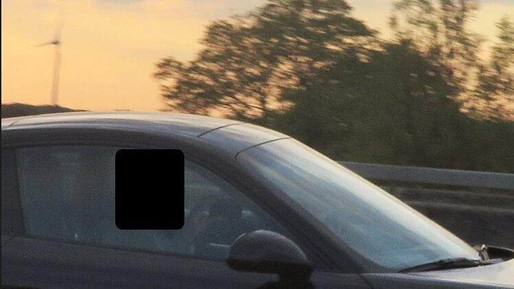 Einfach dreist: Gaffer filmen einen Fahrzeugbrand auf der A2 bei Dortmund - doch mit der Gegenmaßnahme der Polizei haben sie wohl nicht gerechnet. Foto: Polizei