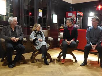Ingo Pfeiffer (rechts) legte mit Textausschnitten aus Hans Falladas Roman "Der Trinker" die literarische Basis für die Diskussion mit Suchtberaterin Ilse Bieniek (2. von links), Anne Maar und Sebastian Worch.Gerhild Ahnert
