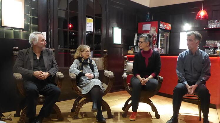 Ingo Pfeiffer (rechts) legte mit Textausschnitten aus Hans Falladas Roman "Der Trinker" die literarische Basis für die Diskussion mit Suchtberaterin Ilse Bieniek (2. von links), Anne Maar und Sebastian Worch.Gerhild Ahnert