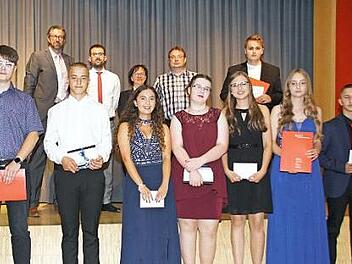 Lauter Einser-Absolventen an der Albrecht-Dürer-Mittelschule Haßfurt: Mit Preisen des Elternbeirats, der Sparkasse Schweinfurt-Haßberge und der Firma Uponor wurden die besten Abschlüsse und die Spitzenleistungen in den verschiedenen Fachbereichen gewürdigt.  Fotos: sw
