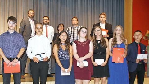 Lauter Einser-Absolventen an der Albrecht-Dürer-Mittelschule Haßfurt: Mit Preisen des Elternbeirats, der Sparkasse Schweinfurt-Haßberge und der Firma Uponor wurden die besten Abschlüsse und die Spitzenleistungen in den verschiedenen Fachbereichen gewürdigt.  Fotos: sw