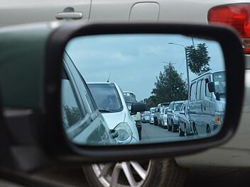 Auf der A3 staut es sich. Bei Nürnberg wurden vier Autos in einen Verkehrsunfall verwickelt. Symbolfoto: Adobe Stock