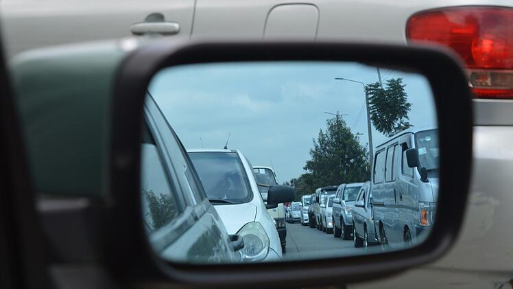 Auf der A3 staut es sich. Bei Nürnberg wurden vier Autos in einen Verkehrsunfall verwickelt. Symbolfoto: Adobe Stock