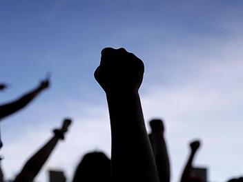Die Stadt Schweinfurt hat eine Demo am Samstag kurzfristig verboten. Die Polizei zeigte vor Ort starke Präsenz