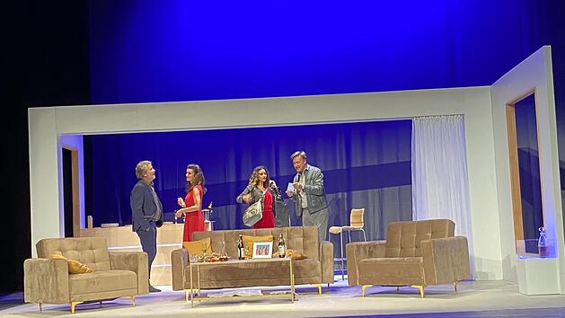 Im gro&szlig;b&uuml;rgerlichen Wohnzimmer von Verlagslektor Daniel (Timothy Peach, links) und seiner Frau Isabelle (Nicola Tiggeler, 2.v. links) werden der Triebhaushalt Daniels und die Toleranz seiner Frau auf eine harte Probe gestellt durch die sehr junge neue Partnerin (Nadine Menz, 2.v.r.), die sein alter Freund Patrick (rechts Martin Armbrecht) ihnen ins Haus bringt. Begeisterungsst&uuml;rme f&uuml;r die Auff&uuml;hrung von Florian Zellers Kom&ouml;die "Die Kehrseite der Medaille" durch die Truppe von Euro Studio Land...