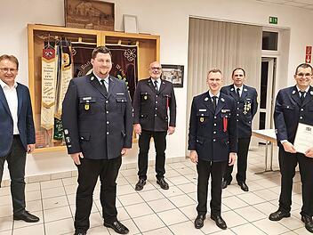 Markus Rieger (3. v. r.) und Felix Boxdörfer (2. v. l.) sind die neuen Kommandanten der Küpser Feuerwehr. Mit im Bild Bürgermeister Bernd Rebhan (l.), Vorsitzender Peter Weber (3. v. l.), der ausscheidende Kommandant Markus Reischl (2. v. r.) sowie der Geehrte Georg Weinmann