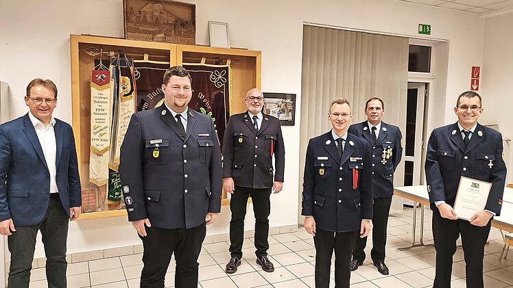 Markus Rieger (3. v. r.) und Felix Boxdörfer (2. v. l.) sind die neuen Kommandanten der Küpser Feuerwehr. Mit im Bild Bürgermeister Bernd Rebhan (l.), Vorsitzender Peter Weber (3. v. l.), der ausscheidende Kommandant Markus Reischl (2. v. r.) sowie der Geehrte Georg Weinmann