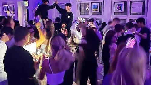 Die Schüler tanzen zu den Beats des Discjockey- und Lightjockey- Teams von Tino’s Danceworld.