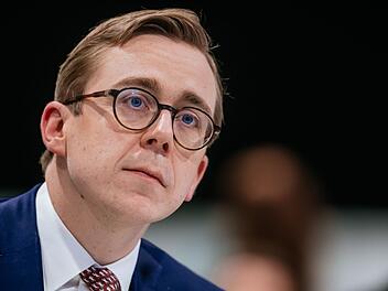 CDU-Politiker Philipp Amthor gilt als eines der gr&ouml;&szlig;te Talente seiner Partei. Doch w&auml;hrend die einen ihn lieben, wird er von anderen wegen seines altert&uuml;mlichen Stils bel&auml;chelt.