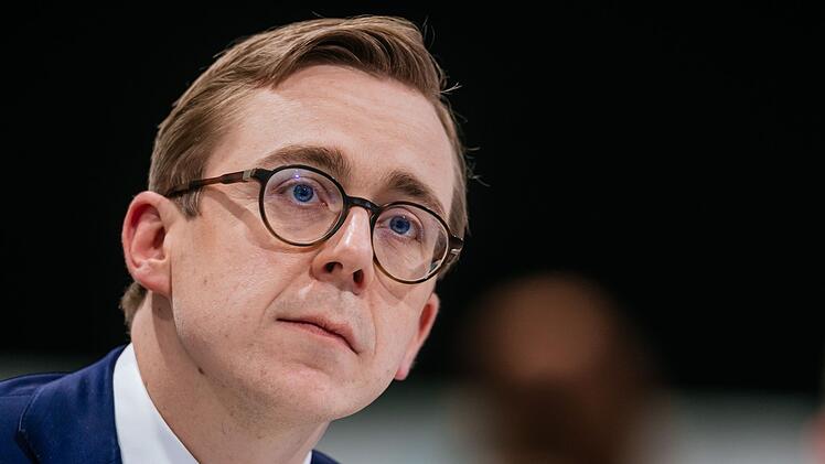 CDU-Politiker Philipp Amthor gilt als eines der gr&ouml;&szlig;te Talente seiner Partei. Doch w&auml;hrend die einen ihn lieben, wird er von anderen wegen seines altert&uuml;mlichen Stils bel&auml;chelt.