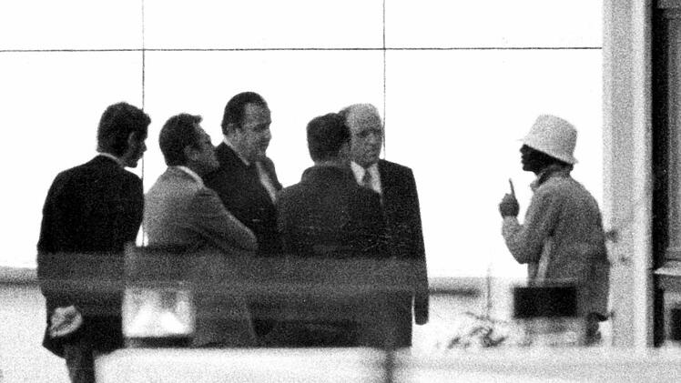 Im israelischen Teamquartier verhandelte ein Terrorist am 5. September 1972  mit dem damaligen Bundesinnenminister Hans-Dietrich Genscher (3.v.l), Bayerns Innenminister Bruno Merck (2.v.r) und dem  Münchner Polizeipräsidenten Manfred Schreiber (2.v.l).    Foto: dpa/Archiv