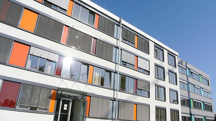 Den Altbau sieht man eigentlich gar nicht mehr. Die Fassadengestaltung ist bereits gelaufen. In den kommenden Monaten geht es Schritt für Schritt an die Innensanierung.