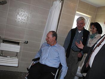 Gottfried Watzer und Wohnberater Christoph Volkmar zeigen Anna Maria Preller und Landrat Eberhard Irlinger das umgebaute Bad.   Foto: Maria Leicht